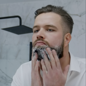 Tvättar skägget med skäggtvål Odenson
